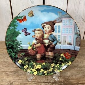 M.I. Hummel “Surprise”, Little Companions Plate Danbury Mint #Q9971